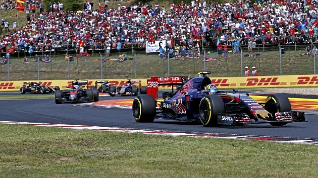 Carlos Sainz (20), perseguido por Fernando Alonso (33) y Max Verstappen (17) durante los primeros compases del Gran Premio de Hungría