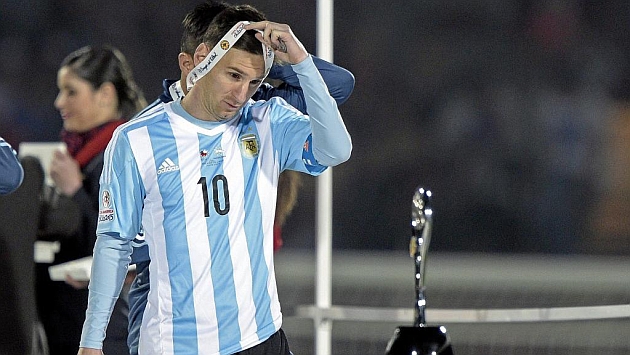 Messi se quita la medalla despus de perder la final de la Copa Amrica.