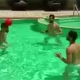 Ramos, Isco y Nacho hacen malabares en la piscina