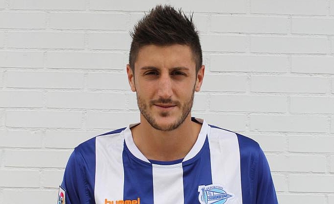 Toti en su foto oficial como jugador oficial del Deportivo Alavs.