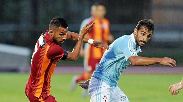 Jony pugna con un jugador del Galatasaray en un reciente amistoso
