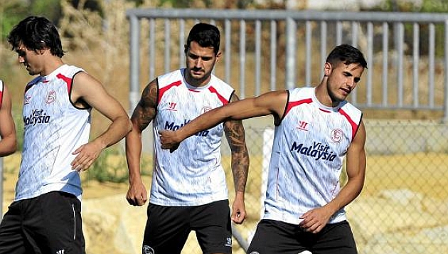 Luismi, a la derecha, en un entrenamiento del Sevilla. KIKO HURTADO