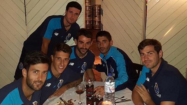 Los jugadores del Oporto posan en la cena del equipo.
