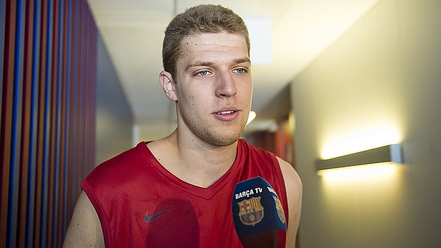 Aleksandar Vezenkov (19) en su presentacin como jugador oficial del FC Barcelona.