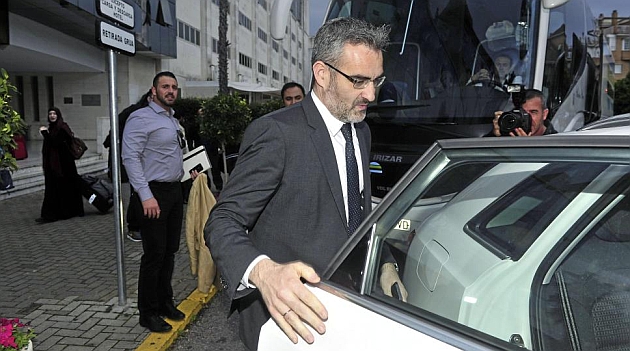 Eduardo Maci se sube a un taxi recin llegado a Sevilla. KIKO HURTADO