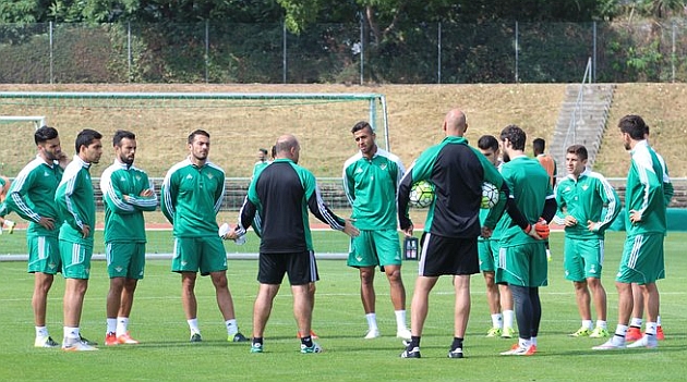 Pepe Mel charla con sus jugadores en el entrenamiento de este viernes. REAL BETIS