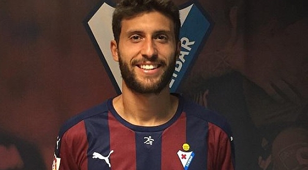Borja Bastn posa con la camiseta del Eibar