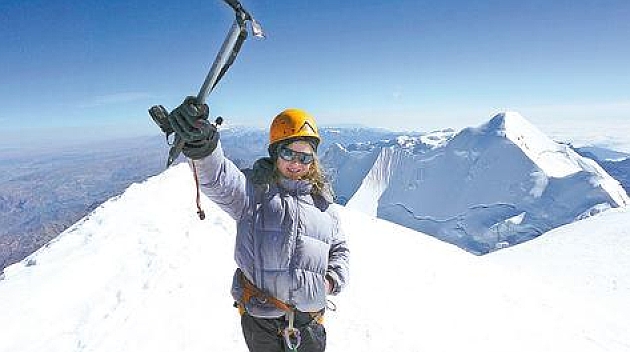 Annie Beisly (11) en la cima del Illimani.