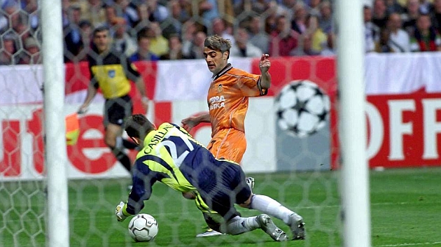 Casillas, en un mano a mano con el Piojo Lpez en la final de Liga de Campeones del 2000