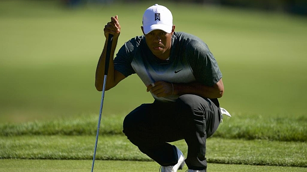 Tiger Woods (39) comprueba su tiro en el torneo del circuito de la PGA