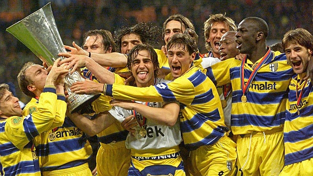Los jugadores del Parma levantan la UEFA de la temporada 98/99.