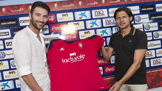 Milic posa junto al director deportivo Vasiljevic y su nueva camiseta