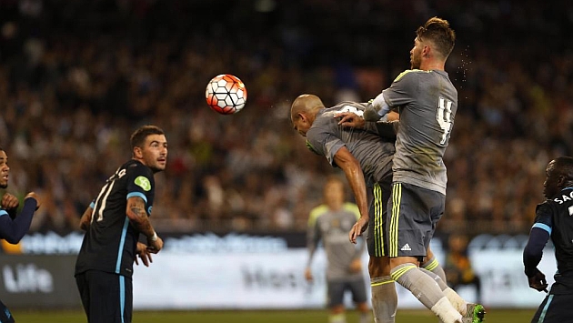 Pepe marcando un gol a baln parado frente al Manchestere City en un partido de pretemporada.