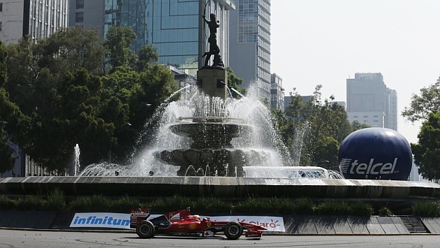 Esteban Gutirrez pasea su Ferrari por las calles de Mxico