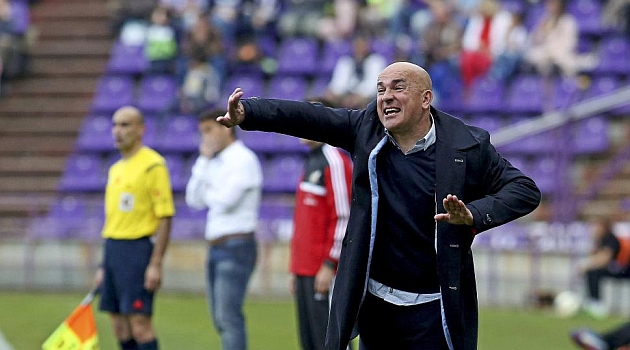 Luis Csar gesticula durante el partido de la pasada temporada en Valladolid