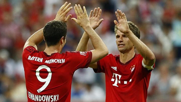 Lewandowski y Mller celebran el tercer gol.