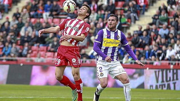 Pere Pons controla un baln con el pecho ante el Valladolid la pasada temporada