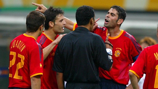 Jugadores espaoles protestando ante el escandaloso arbitraje en aquel Corea - Espaa en el Mundial 2002