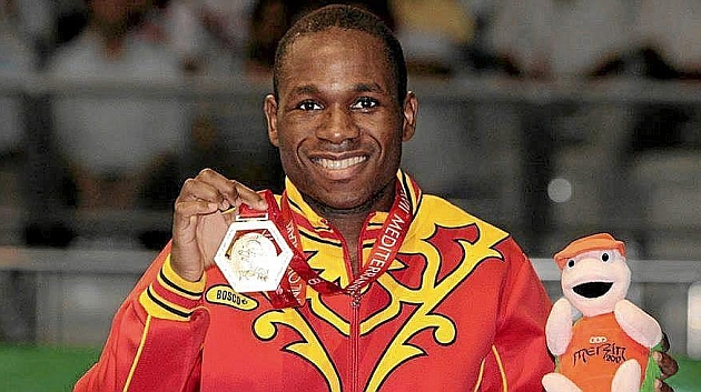 Kelvin de la Nieve con la medalla de oro de los Juegos Mediterrneos 2013