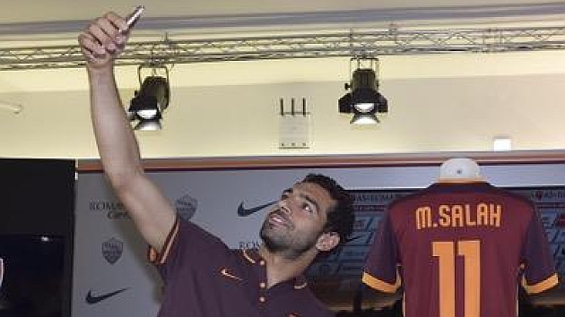 Mohamed Salah en su presemtacion con la Roma
