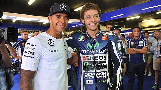 Lorenzo y Rossi invitan a Hamilton a subirse a la Yamaha