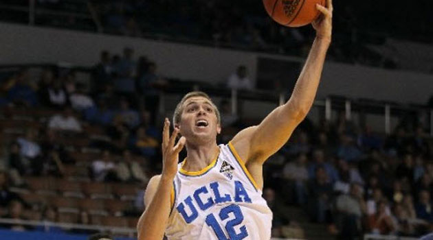 David Wear penetra a canasta con la camiseta de UCLA.