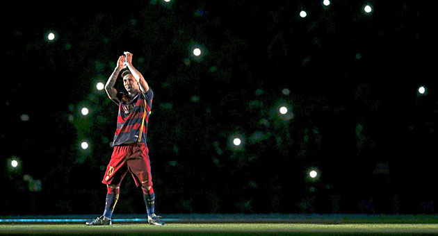 Messi saluda a la aficin en su presentacin en el Joan Gamper