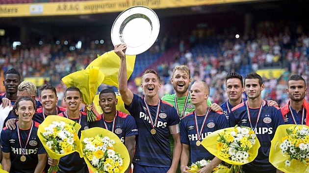 Los jugadores del PSV celebran un trofeo esta pretemporada.