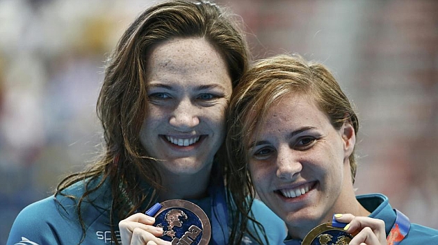 Las hermanas Campbell con sus respectivas medallas