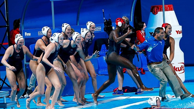 Equipo estadounidense celebra la medalla de oro