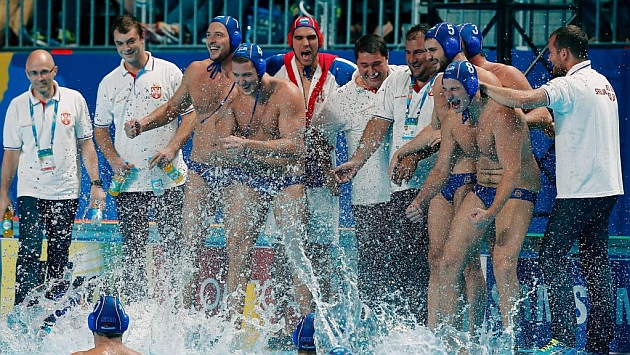 Los jugadores serbios celebran el triunfo