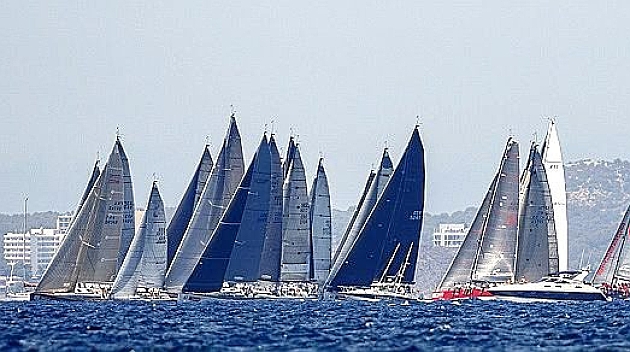 La flota de ORC navega en la baha de Palma
