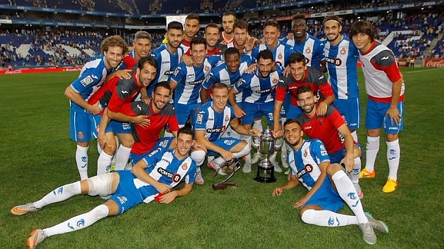 El Espanyol, tras ganar su 'trofeo'.