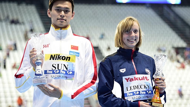 Sun Yang y Katie Ledecky posan con los trofeos que les acreditan como mejores nadadores de los Mundiales de Kazn
