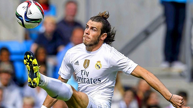 Bale trata de controlar un baln en el partido contra el Valerenga. / DIEGO G. SOUTO (UNIDAD EDITORIAL)