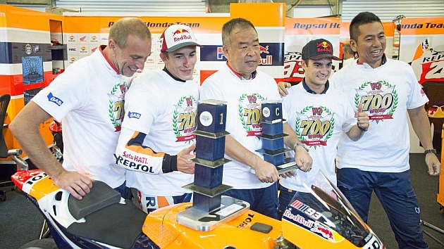 Mrquez y Pedrosa posan con los jefes del equipo Repsol Honda.