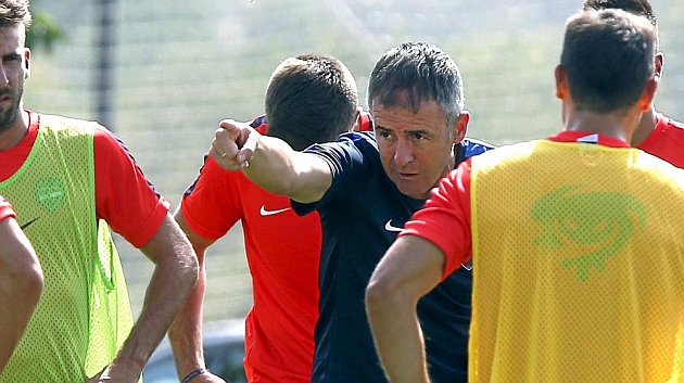 Lucas Alcaraz (49) da instrucciones a los jugadores en un entrenamiento con el Levante.