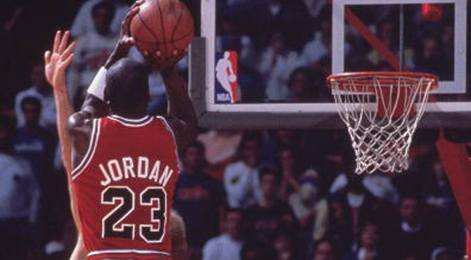 Palacio de los niños sangre Atajos Noticias NBA: El famosísimo 'The Shot' de Michael Jordan como no lo habías  visto antes - MARCA.com