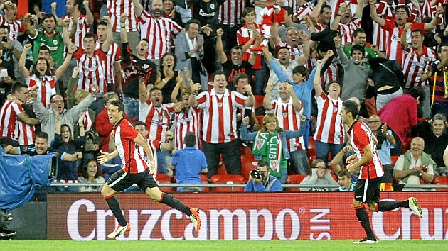 Aficionados del Athletic celebran uno de los goles de Aduriz en el partido de ida en San Mams