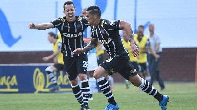 Corinthians vence y lidera