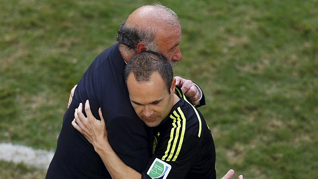 Del Bosque e Iniesta, abrazndose durante un partido.