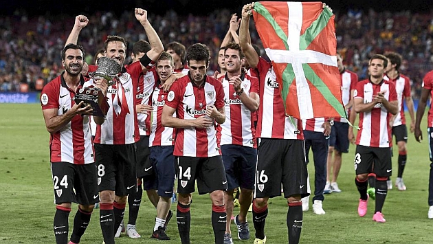 Los jugadores del Athletic celebran en el césped del Camp Nou la Supercopa que rompe con 31 años de sequía.
