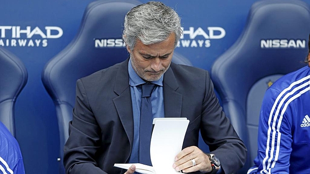 Mourinho, repasando sus notas en el banquillo.