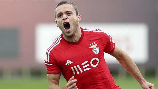 Jonathan Rodrguez celebra un gol con el Benfica.