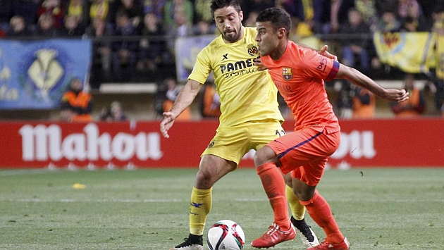 Jaume Costa intenta arrebatarle el baln a Rafinha en el partido ante el Barcelona.