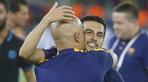 De la Fuente, entrenador de porteros, abraza a Pedro en la celebracin de la Supercopa de Europa