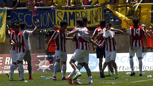 Los jugadores del Bilbao Athletic celebran el ascenso.