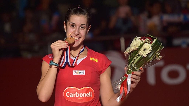 Carolina Marn muerde su medalla de oro en los Mundiales.