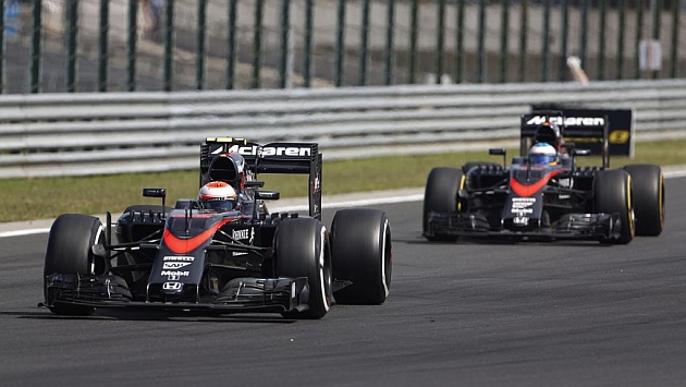 Button y Alonso, durante el pasado GP de Hungra