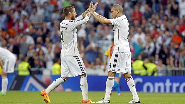 Ramos (29) y Pepe (32) se saludan juntando las palmas de las manos durante un partido.
